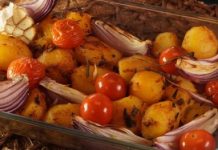 Картофель, запечённый с пряностями, красным луком и помидорами