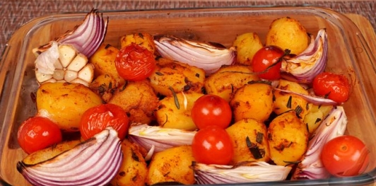 Фото приготовления рецепта: Картофель, запечённый с пряностями, красным луком и помидорами - шаг №10