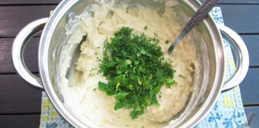 Фото приготовления рецепта: Картофельные оладьи с зелёным луком (на кефире) - шаг №13