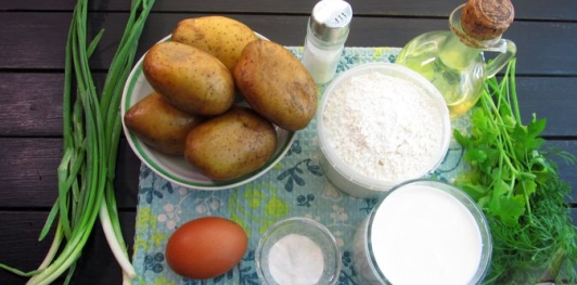 Фото приготовления рецепта: Картофельные оладьи с зелёным луком (на кефире) - шаг №1