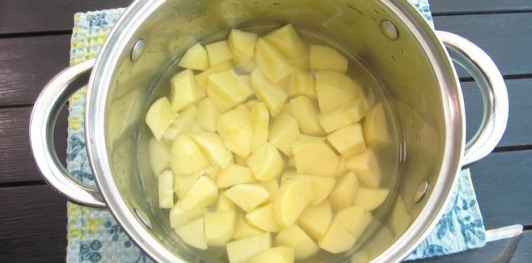 Фото приготовления рецепта: Картофельные оладьи с зелёным луком (на кефире) - шаг №4