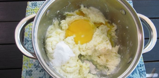 Фото приготовления рецепта: Картофельные оладьи с зелёным луком (на кефире) - шаг №9