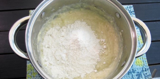 Фото приготовления рецепта: Картофельные оладьи с зелёным луком (на кефире) - шаг №11