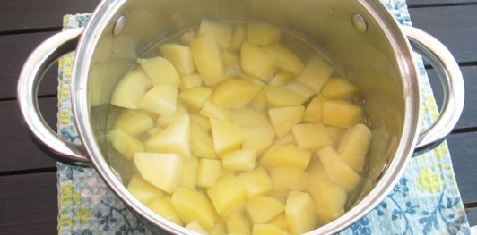 Фото приготовления рецепта: Картофельные оладьи с зелёным луком (на кефире) - шаг №5