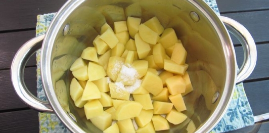 Фото приготовления рецепта: Картофельные оладьи с зелёным луком (на кефире) - шаг №3