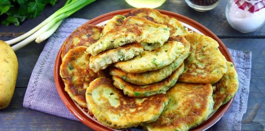 Фото приготовления рецепта: Картофельные оладьи с зелёным луком (на кефире) - шаг №20