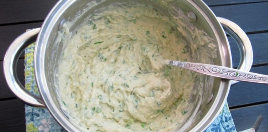 Фото приготовления рецепта: Картофельные оладьи с зелёным луком (на кефире) - шаг №15