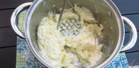 Фото приготовления рецепта: Картофельные оладьи с зелёным луком (на кефире) - шаг №8