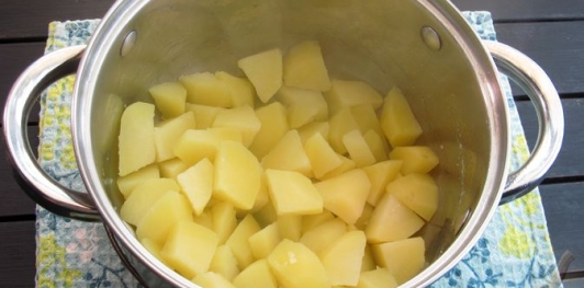 Фото приготовления рецепта: Картофельные оладьи с зелёным луком (на кефире) - шаг №6