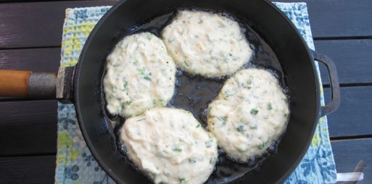 Фото приготовления рецепта: Картофельные оладьи с зелёным луком (на кефире) - шаг №16