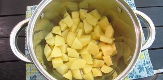 Фото приготовления рецепта: Картофельные оладьи с зелёным луком (на кефире) - шаг №2