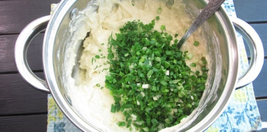 Фото приготовления рецепта: Картофельные оладьи с зелёным луком (на кефире) - шаг №14