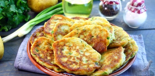 Фото приготовления рецепта: Картофельные оладьи с зелёным луком (на кефире) - шаг №19