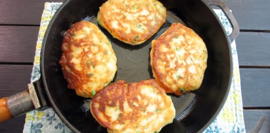 Фото приготовления рецепта: Картофельные оладьи с зелёным луком (на кефире) - шаг №17