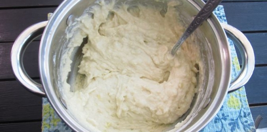 Фото приготовления рецепта: Картофельные оладьи с зелёным луком (на кефире) - шаг №12