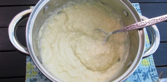 Фото приготовления рецепта: Картофельные оладьи с зелёным луком (на кефире) - шаг №10