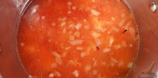 Фото приготовления рецепта: Картофельный крем-суп с помидорами и шпинатом - шаг №10