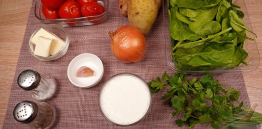 Фото приготовления рецепта: Картофельный крем-суп с помидорами и шпинатом - шаг №1