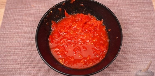 Фото приготовления рецепта: Картофельный крем-суп с помидорами и шпинатом - шаг №8