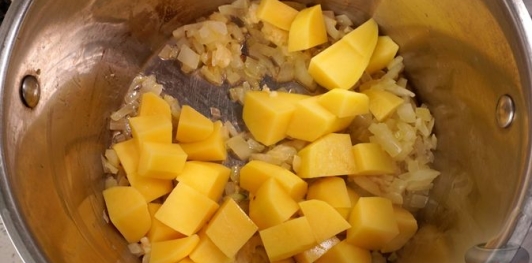 Фото приготовления рецепта: Картофельный крем-суп с помидорами и шпинатом - шаг №7