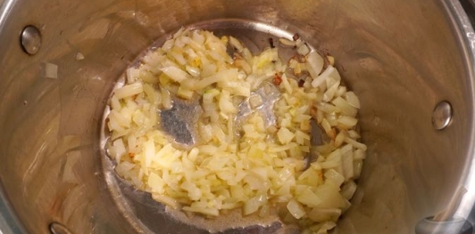 Фото приготовления рецепта: Картофельный крем-суп с помидорами и шпинатом - шаг №4