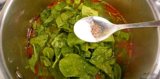 Фото приготовления рецепта: Картофельный крем-суп с помидорами и шпинатом - шаг №12