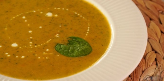 Фото приготовления рецепта: Картофельный крем-суп с помидорами и шпинатом - шаг №17