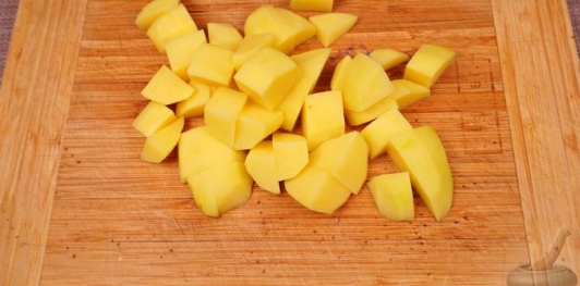 Фото приготовления рецепта: Картофельный крем-суп с помидорами и шпинатом - шаг №6