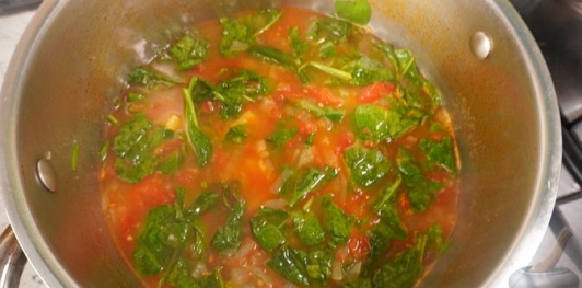 Фото приготовления рецепта: Картофельный крем-суп с помидорами и шпинатом - шаг №13