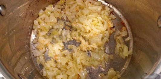 Фото приготовления рецепта: Картофельный крем-суп с помидорами и шпинатом - шаг №5