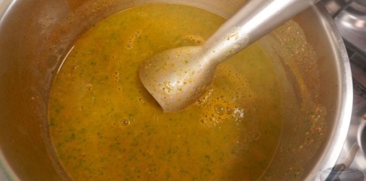 Фото приготовления рецепта: Картофельный крем-суп с помидорами и шпинатом - шаг №14