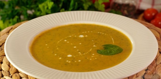 Фото приготовления рецепта: Картофельный крем-суп с помидорами и шпинатом - шаг №16