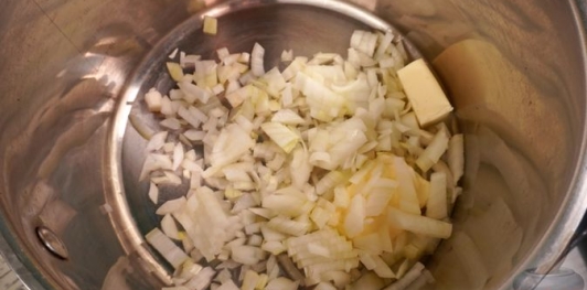 Фото приготовления рецепта: Картофельный крем-суп с помидорами и шпинатом - шаг №3