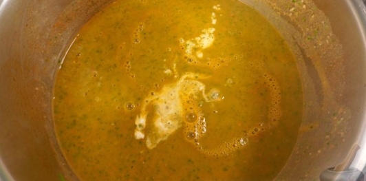 Фото приготовления рецепта: Картофельный крем-суп с помидорами и шпинатом - шаг №15