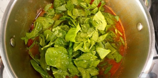 Фото приготовления рецепта: Картофельный крем-суп с помидорами и шпинатом - шаг №11