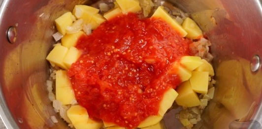 Фото приготовления рецепта: Картофельный крем-суп с помидорами и шпинатом - шаг №9