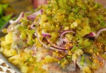 Картофельный салат с сельдью и луком