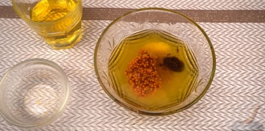 Фото приготовления рецепта: Картофельный салат с сельдью и луком - шаг №3