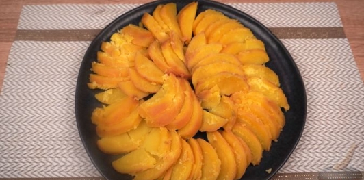 Фото приготовления рецепта: Картофельный салат с сельдью и луком - шаг №9