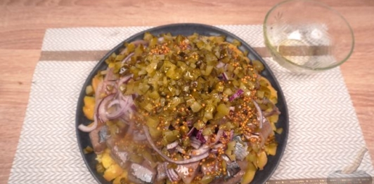 Фото приготовления рецепта: Картофельный салат с сельдью и луком - шаг №12