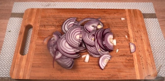 Фото приготовления рецепта: Картофельный салат с сельдью и луком - шаг №5