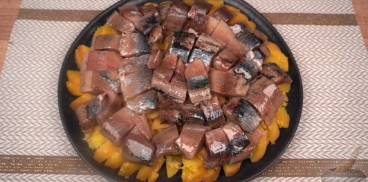 Фото приготовления рецепта: Картофельный салат с сельдью и луком - шаг №10