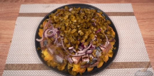 Фото приготовления рецепта: Картофельный салат с сельдью и луком - шаг №11