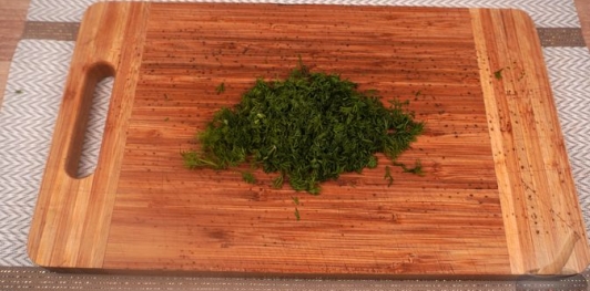 Фото приготовления рецепта: Картофельный салат с сельдью и луком - шаг №8