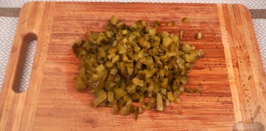 Фото приготовления рецепта: Картофельный салат с сельдью и луком - шаг №6