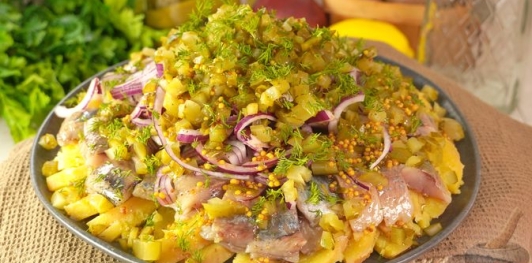 Фото приготовления рецепта: Картофельный салат с сельдью и луком - шаг №14