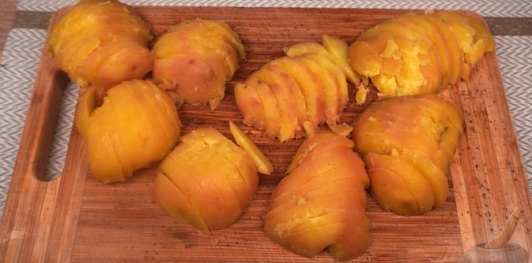 Фото приготовления рецепта: Картофельный салат с сельдью и луком - шаг №4