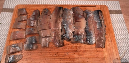 Фото приготовления рецепта: Картофельный салат с сельдью и луком - шаг №7