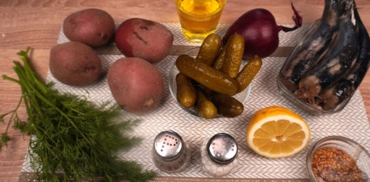 Фото приготовления рецепта: Картофельный салат с сельдью и луком - шаг №1