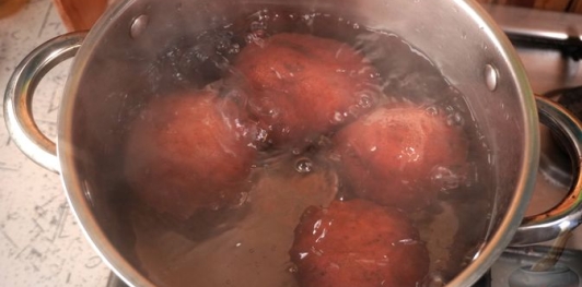 Фото приготовления рецепта: Картофельный салат с сельдью и луком - шаг №2